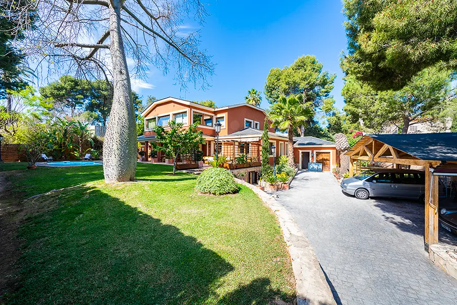 Magnificent villa for sale in Santa Barbara Valencia