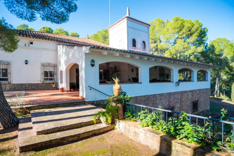 Masia de 500m2 sur un terrain de 14.000m2, des maisons supplémentaires peuvent être construites.