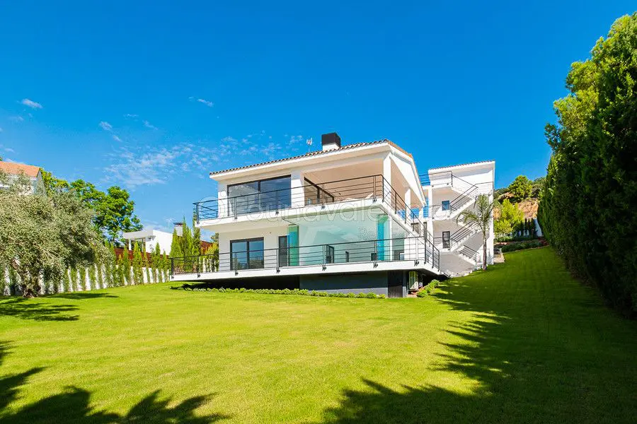 Luxe, hoge kwaliteit woning gelegen in een idyllische country-estate stijl locatie van El Bosque.