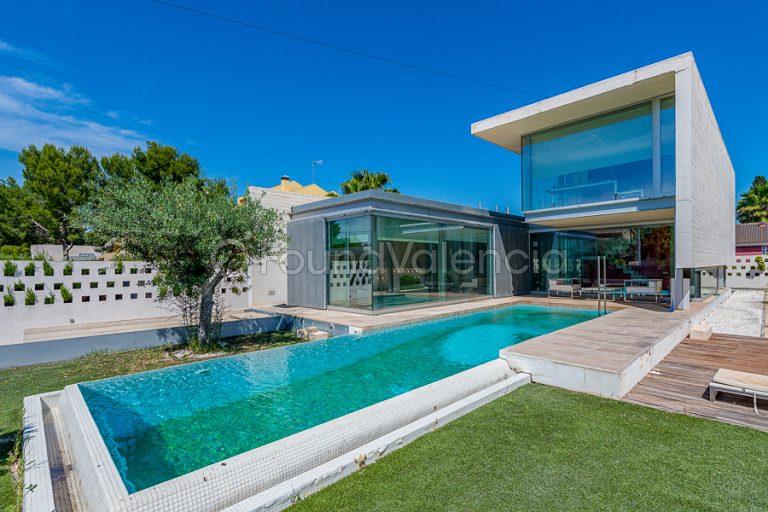 Minimalistisch gestaltete Villa (Riba Roja)