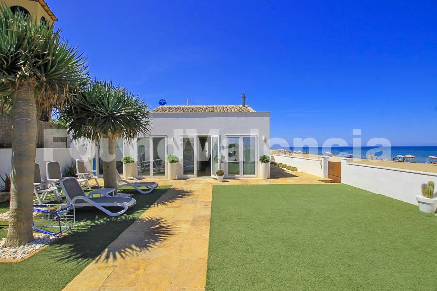 Prachtige moderne villa aan het strand van Las Marinas in Denia