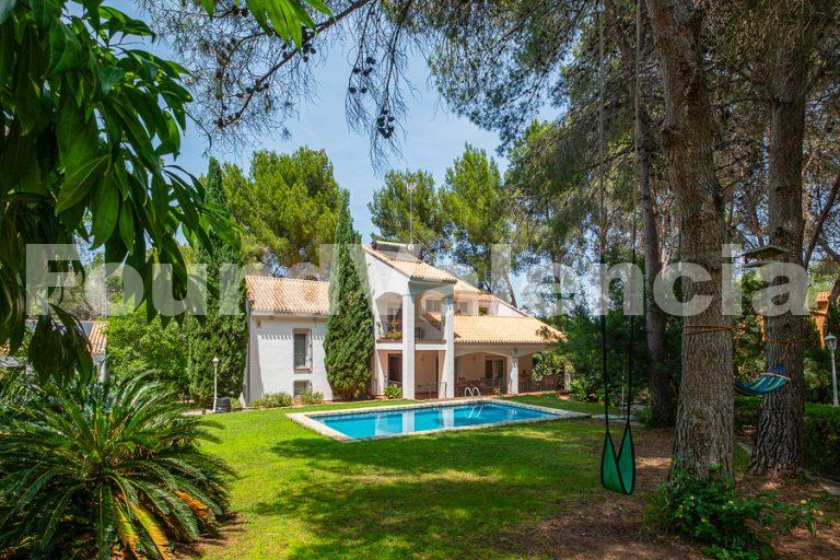 Elegante Familievilla met Volledige Privacy en Dubbel Perceel