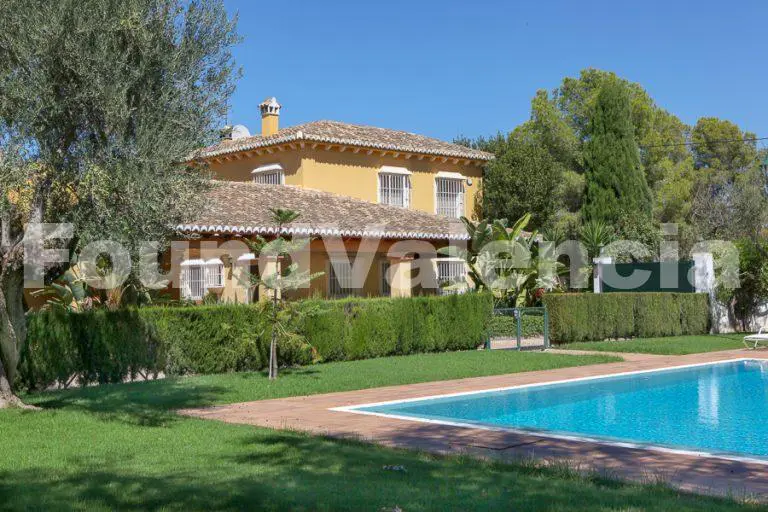 Splendid country house with swimming pool, stables, guesthouse and extensive land