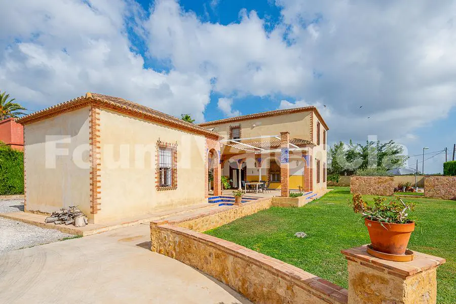 Villa in Andalusische stijl met twee onafhankelijke ateliers.