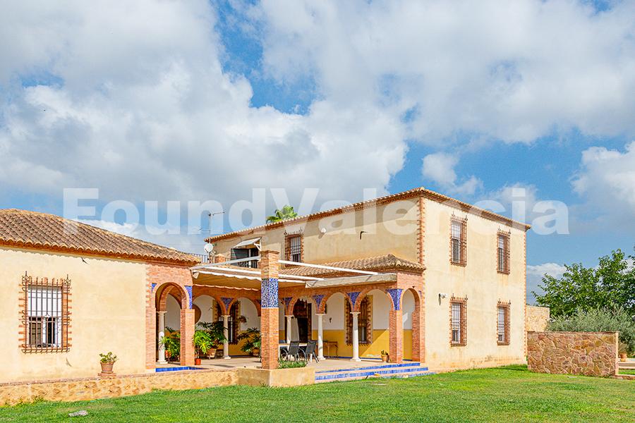 Villa in Andalusische stijl met twee onafhankelijke ateliers.