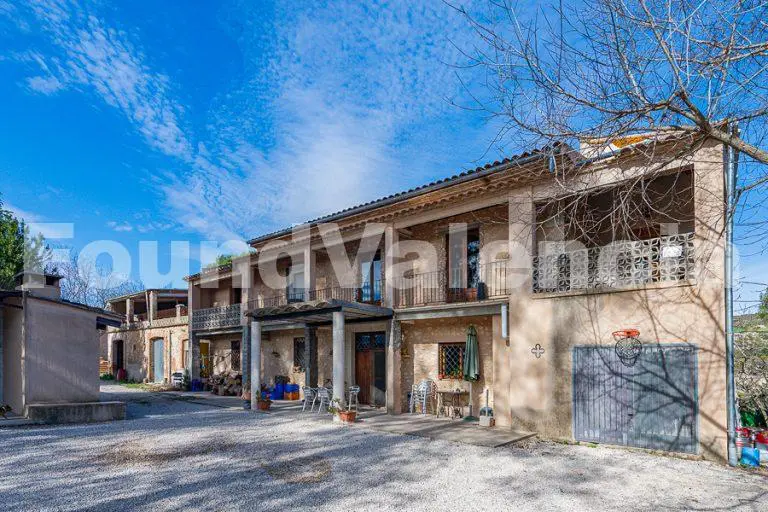 Boerderij met twee huizen en landbouwgrond