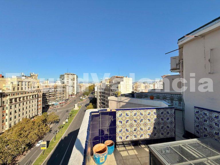 Licht penthouse met twee terrassen en vrij uitzicht in het hart van Valencia