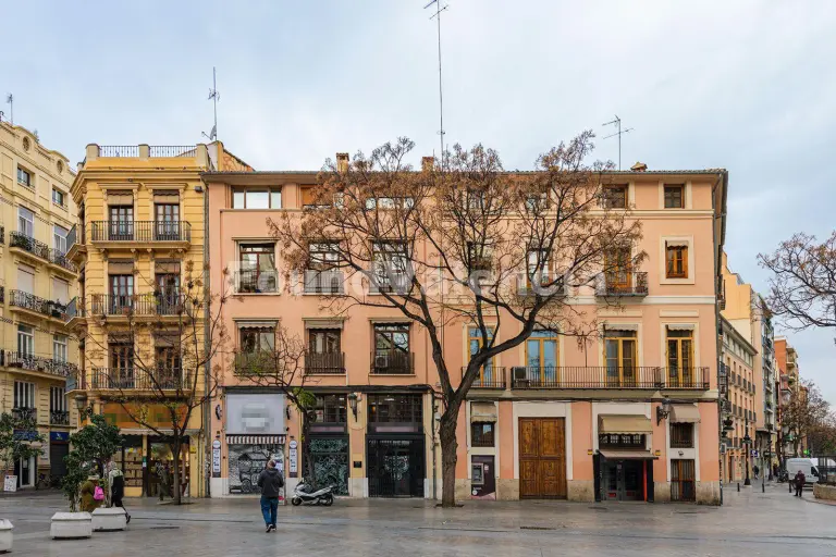 Kantoor te Huur met Exclusief Uitzicht op de Torres de Serrano