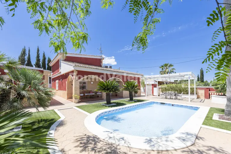 Exclusieve Vrijstaande Villa met Uitzicht op de Sierra Calderona in Bétera