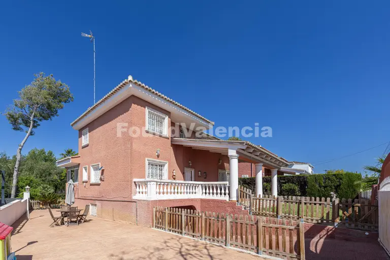 Vrijstaande villa met tuin en zwembad in La Cañada
