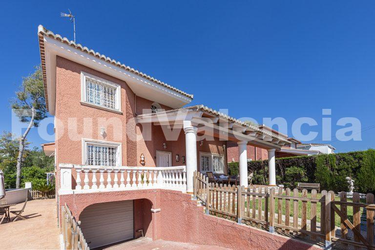 Vrijstaande villa met tuin en zwembad in La Cañada