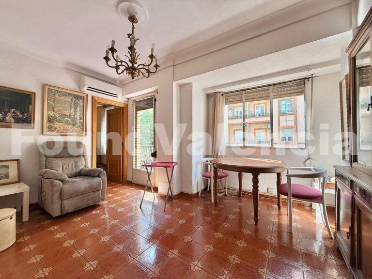 Licht hoekappartement met balkon en renovatiekansen in La Pechina