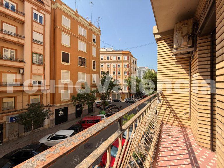 Licht hoekappartement met balkon en renovatiekansen in La Pechina