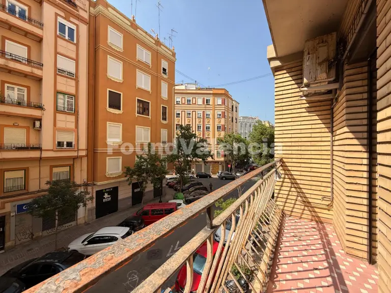 Licht hoekappartement met balkon en renovatiekansen in La Pechina