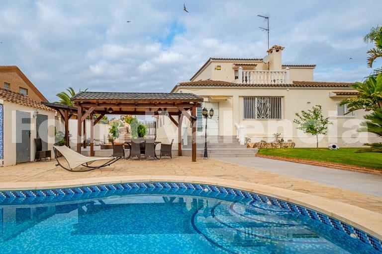Villa in de urbanisatie Maravisa, vlakbij Eliana