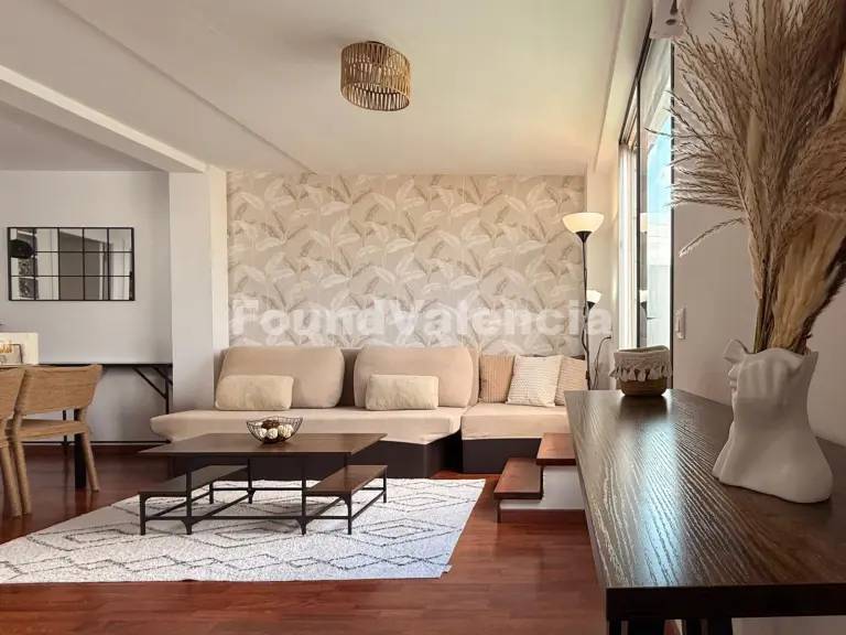Licht penthouse in En Corts