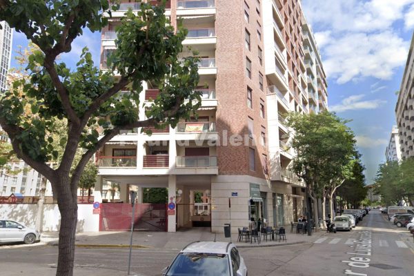 Commerciële ruimte met restaurantvergunning nabij Ciudad de las Artes y las Ciencias