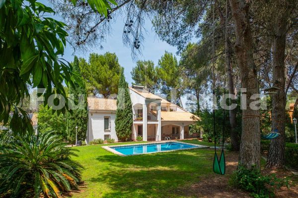 Elegante Familievilla met Volledige Privacy en Dubbel Perceel