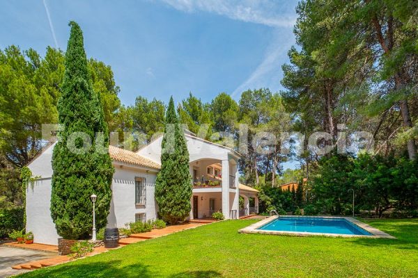 Elegante Familievilla met Volledige Privacy en Dubbel Perceel