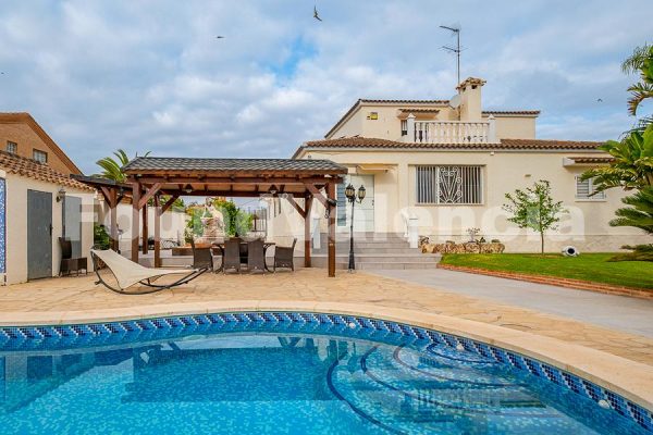 Villa in de urbanisatie Maravisa, vlakbij Eliana