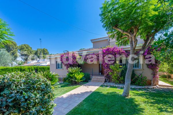 Charmante Gemeubileerde Villa te Huur – Slechts 5 Minuten van La Eliana, Valencia